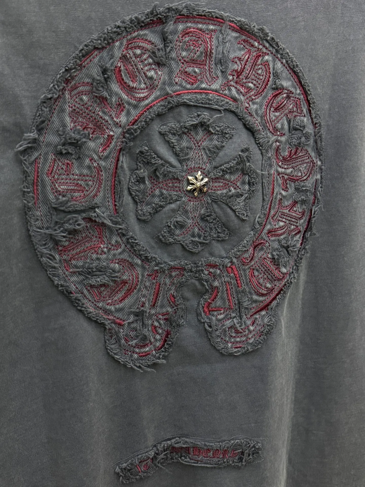 P240 top version, real shot without P, ​​different from market currency) 𝗖𝗵𝗿𝗼𝗺𝗲 𝗛𝗲𝗮𝗿𝘁𝘀/Croxin 2026 spring new original single counter American washed patch embroidered couple short sleeves 👑The highest version! Customized fabric 320 grams, washed and fried. Best-selling model at the counter. Very comfortable to wear. Accessories: Original molded and authenticated collar label➕100% silk wash label. Genuine purchase-grade original hangtag➕matching hanging rope➕3D hanging beads➕original packaging bag. Craftsmanship: The original version has consistent wiring! The highest version of the armhole matching technique! Color: Gray Black Size: S M L XL Style No.: 6602